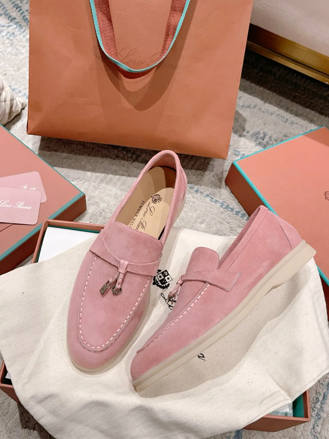 Factory price: 520💰4050 new color. Original purchase, 1⃣️: 1⃣️ folded and developed, Loro Piana professional model to try on feet, quality purchase level, flash sale of common products on the market, welcome to compare, original packaging. Fabric: Imported from Italy🐑High mercerized shearling, Lining: Hand-sewn mark thread in water-dyed cowhide imported from Italy🧵, high-end and elegant. Comfortable on the feet. Size: Women's 35-42 (41, 42) customized, non-returnable, men's 38-45 (46, 47, 48) customized, non-refundable. Fashionable boutiques that you can’t miss, a must-have item